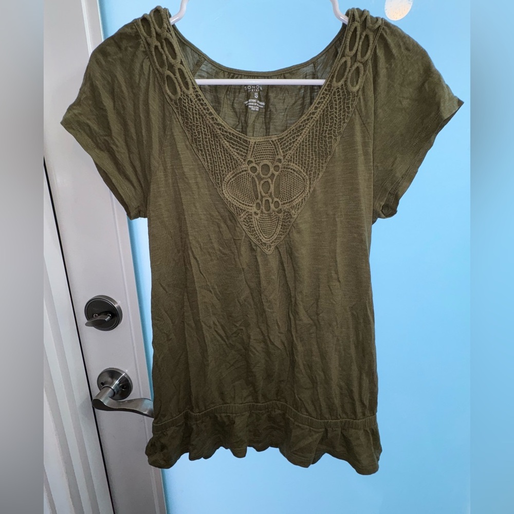 Super pretty womens army green Sonoma crocheted collared ruffle hem tunic top!